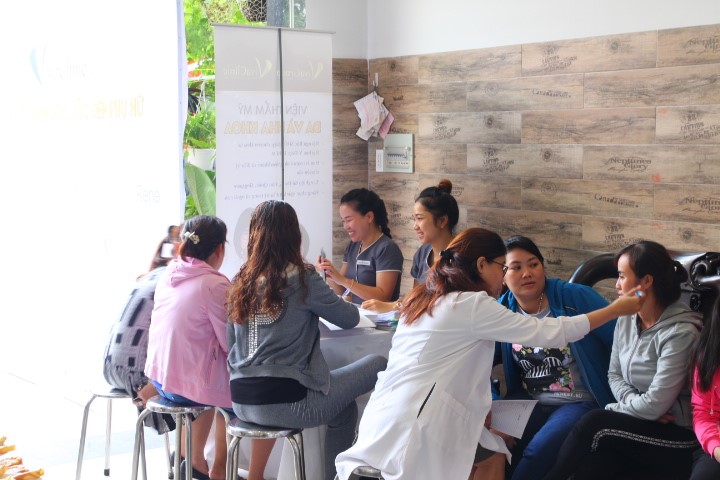 Hình 1: Bác sĩ trò chuyện và thăm khám cho khách hàng