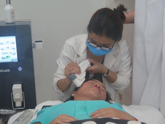 Hình 2: Khách hàng nghiệm dịch vụ về da và mỹ phẩm của Viva Clinic